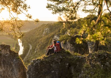 Wandelend stel geniet van spectaculaire uitzichten op een van de Top Trails van Duitsland