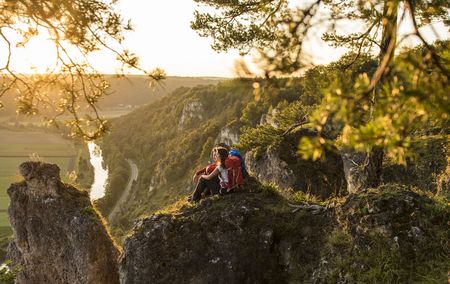 Wandelend stel geniet van spectaculaire uitzichten op een van de Top Trails van Duitsland
