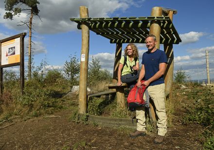 Wandelaars bij de luisterpost in Steinhagen