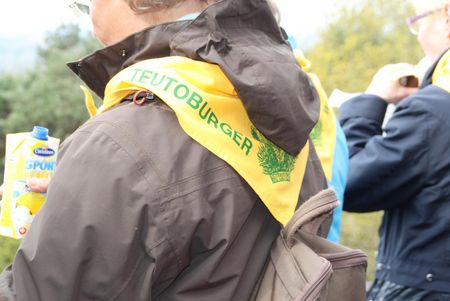 Wandelclublid van de TWV met sjaal