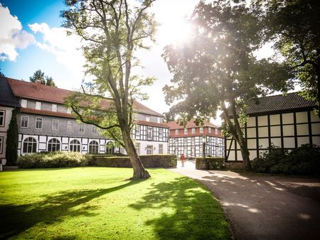 Uitzicht vanaf het park naar de vakantiehuisjes in Bad Driburg