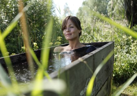 Vrouw in een modderbad