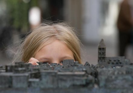 Meisjes voor 3D tactiel model van de stad Rheine