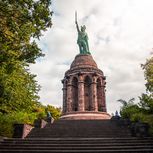 Volledig zicht op het Hermann Monument overdag