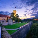 De Sparrenburg in Bielefeld bij schemering