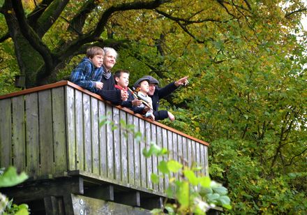 Gezin op het uitkijkplatform op het natuurbelevenispad in Nieheim