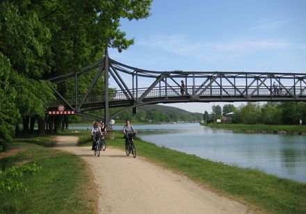 Fietser op de brug bij de natte driehoek