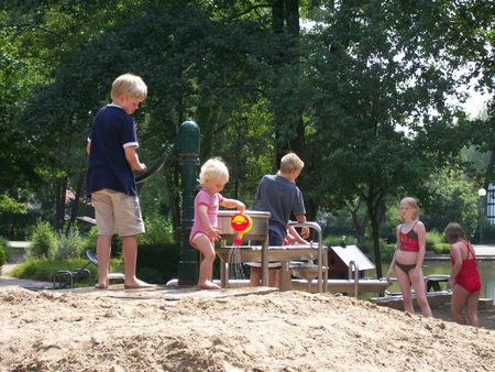 Kinderen spelen in het blotevoetenpark in Lienen