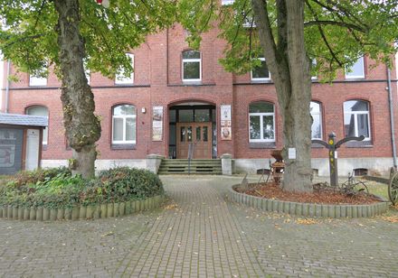 Zicht op de ingang van het museum in Obermarsberg