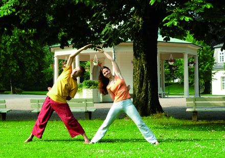 Yoga im Kurpark in Horn-Bad Meinberg, Foto: Stadtmarketing Horn-Bad Meinberg GmbH