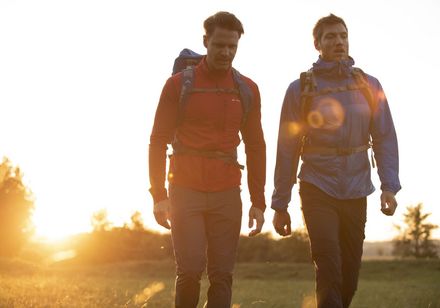 Twee wandelaars die samen reizen