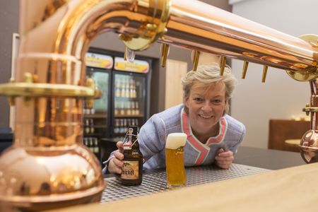 Friederike Strate van de Strate privébrouwerij aan de tap