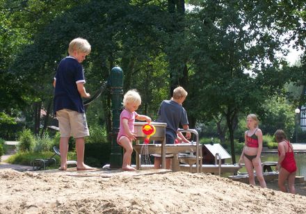 Kinderen spelen in het blotevoetenpark in Lienen