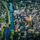 Luchtfoto van het centrum van Rheine, de rivier de Ems is duidelijk zichtbaar