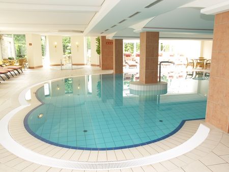 Zwembad in de wellnessruimte van het Ringhotel Teutoburger Wald