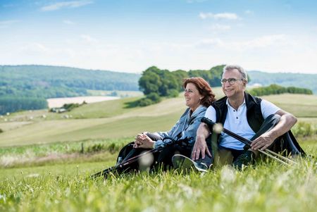 Wandelpaar in het wandellandschap van Bad Driburg