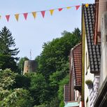 Uitzicht vanuit het centrum van Oerlinghausen omhoog naar de Kumsttonne, een oude molenstomp