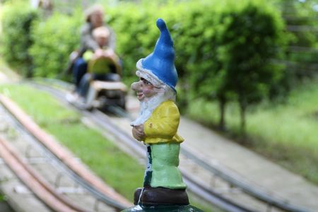 Historische kleine dwerg op de zomerrodelbaan