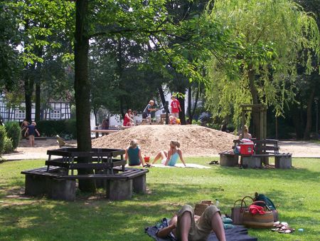 Grote speeltuin in het blotevoetenpark in Lienen