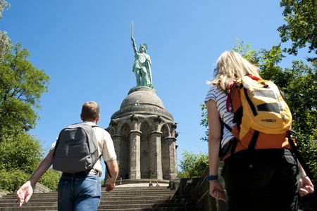 Wandelaars voor het Hermann-monument