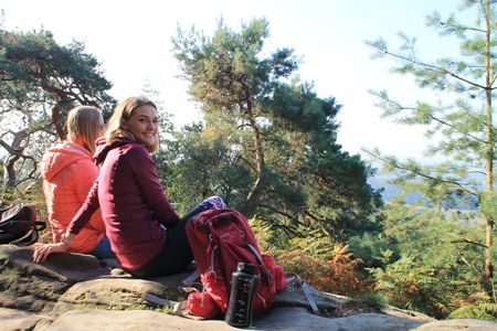 Op de geplooide kliffen van de Dörenther Klippen