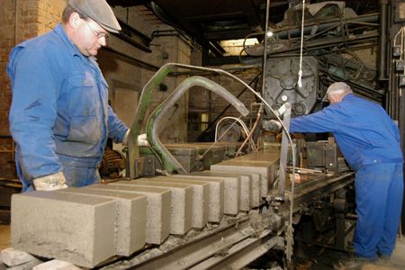 Baksteenmakers in het LWL-Industriemuseum-Lage maken bakstenen