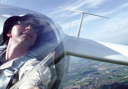 Zweefvliegtuigen boven Oerlinghausen