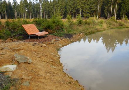 Ligstoel bij het water in het Teutoburgerwoud / Natuurpark Eggegebergte