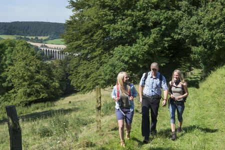Wandelaars op de Altenbeken viaduct wandelroute