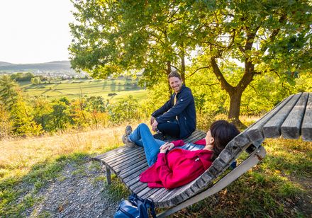 Wandelaars nemen een pauze op het vlinderpad in Willebadessen