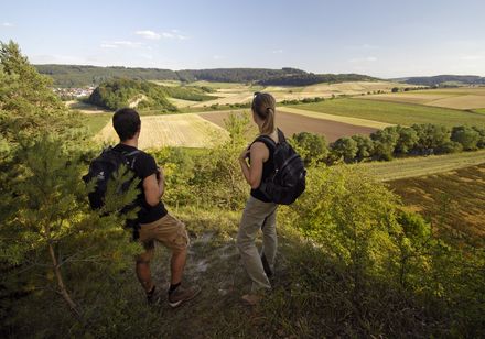 Twee wandelaars op het Muschelkalk eco-pad