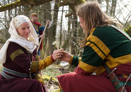 Twee mensen gekleed in historische kostuums in het openluchtmuseum van Oelringhausen