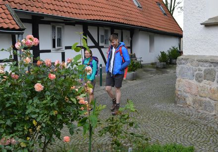 Wandelaars op het kerkhof in Tecklenburg