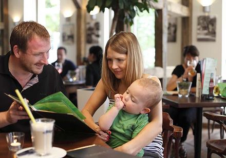 Familie op bezoek in het restaurant