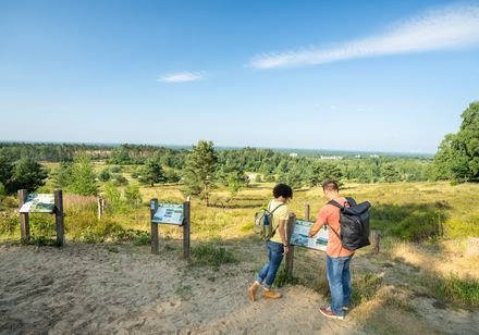 Wandelaars voor de zandgroeve Hassler