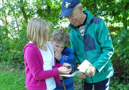 Kinderen bekijken een brochure