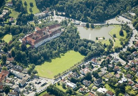 Luchtfoto van het kasteel in Bad Iburg