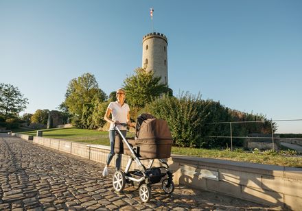 Vrouw met kinderwagen voor de Sparrenburg