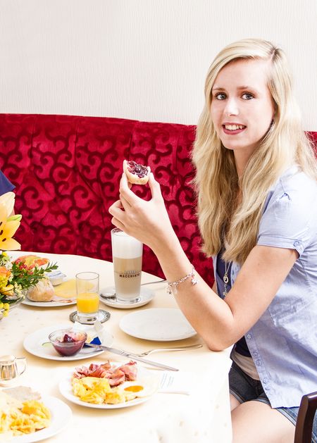 Vrouw aan het ontbijt in het Ringhotel Teutoburger Wald