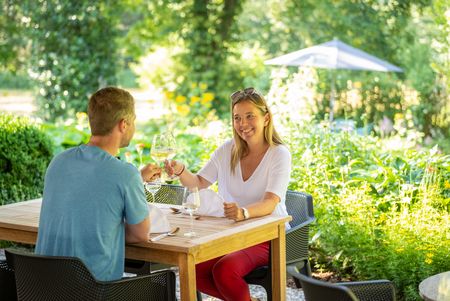 Mensen in de tuin van Haus Berkenkamp
