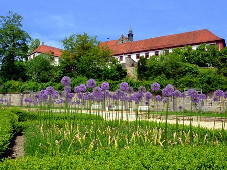 Kasteel Bad Iburg met de bedden van de knot tuin op de voorgrond