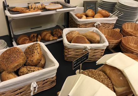 Manden met broodjes bij het ontbijtbuffet