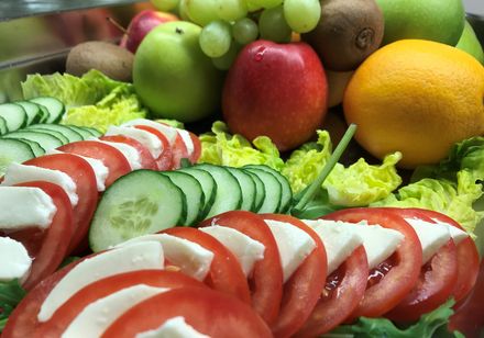 Groenten en fruit bij het ontbijtbuffet