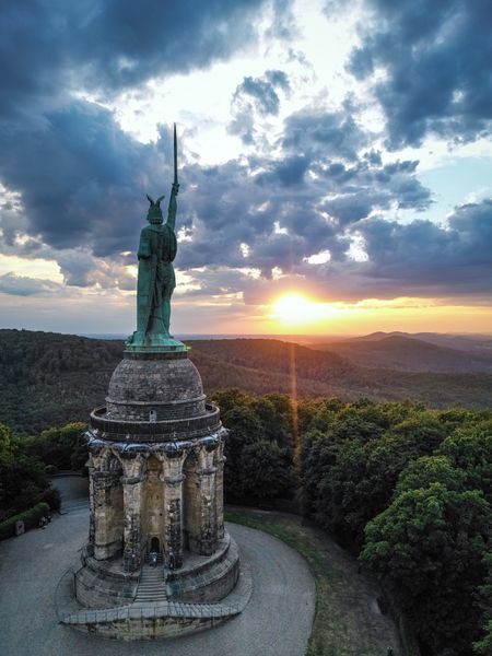 Zonsondergang bij het Hermann-monument in Detmold