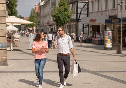 Paar aan het wandelen in het centrum van Detmold