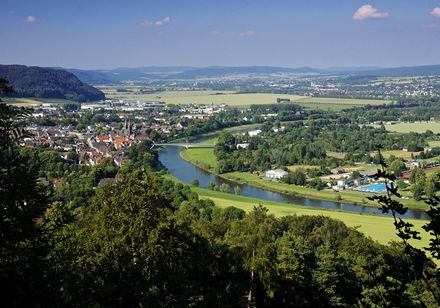 Uitzicht op de Wezer-vallei tussen de beukenbossen