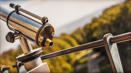 Verrekijkers op het uitkijkplatform bij het Hermann monument