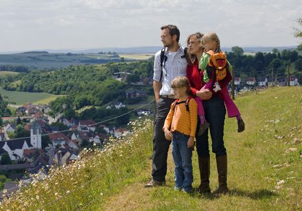 Uitzicht op een gezin tijdens een wandeling