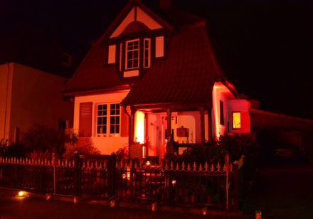 Rood verlicht huis - Reinecciusmarkt