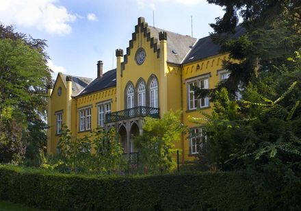 Geel gebouw - Kasteel Iggenhausen